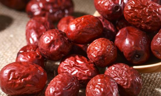 新疆紅棗實現(xiàn)了從賣原料到賣產品、賣品牌的多元化轉變?  紅棗產業(yè)市場分析