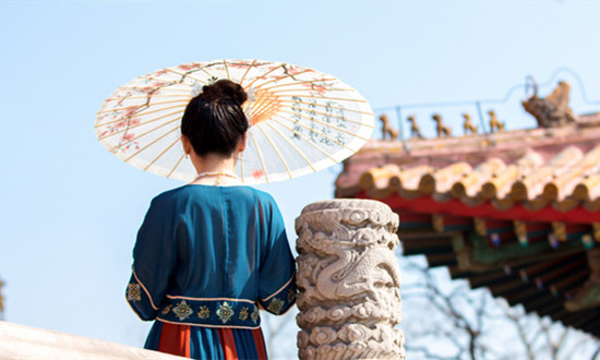 我國(guó)新中式服裝市場(chǎng)規(guī)模已達(dá)10億元級(jí)別 民族服裝行業(yè)未來(lái)前景分析2024