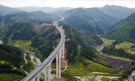2024公路建設(shè)行業(yè)深度研究與未來趨勢：推動行業(yè)向低碳、環(huán)保方向轉(zhuǎn)型