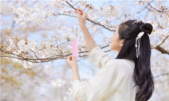 漢服行業(yè)市場發(fā)展現(xiàn)狀及未來發(fā)展前景趨勢分析